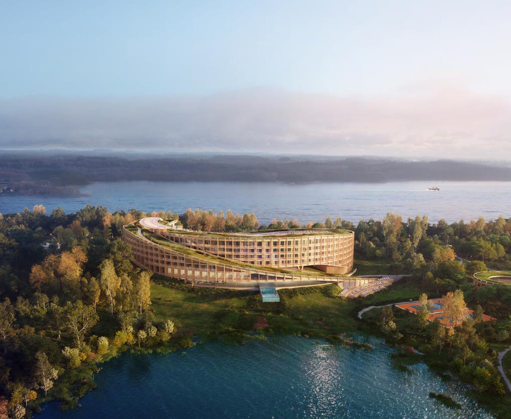 Blick aus Richtung des Perverlingsees auf den Infinity-Pool und den Außenbereich des Resort-Spa